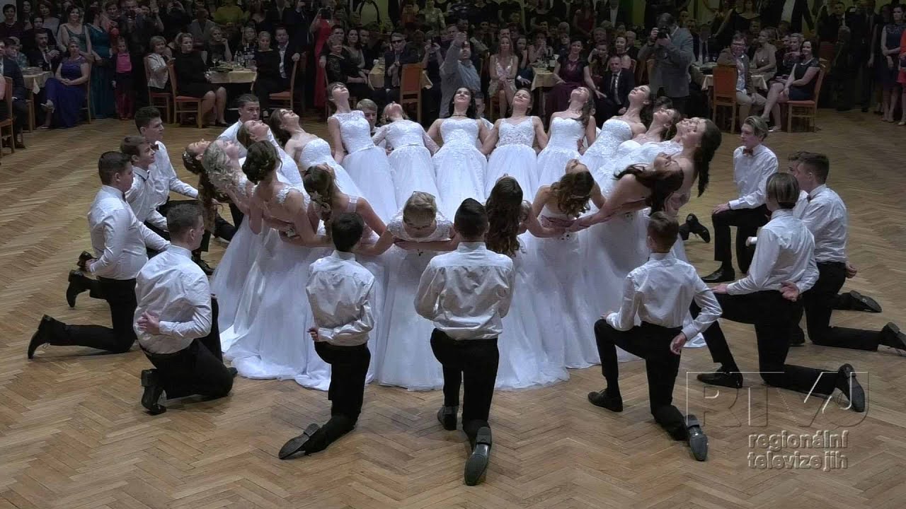 18 tanečních párů zahájilo ples SRPŠ ve Velkých Bílovicích slavnostní polonézou