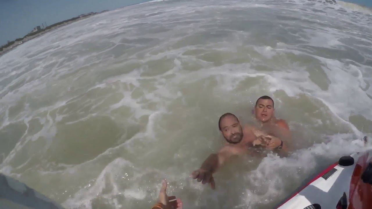 Rescate en Necochea, guardavidas en moto de agua