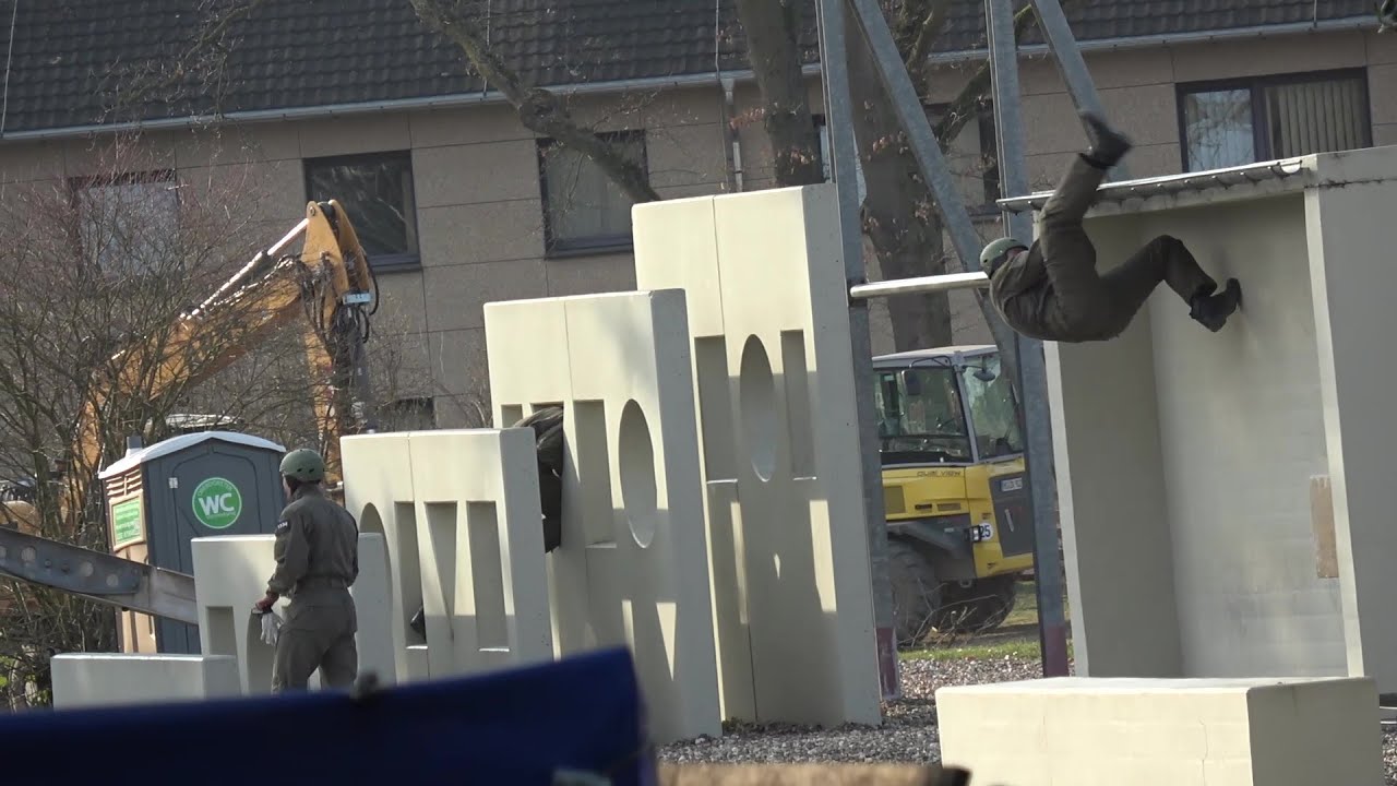 GSG 9 BPOL trainiert auf Hindernisparcour in Sankt Augustin-Hangelar am 10.03.25