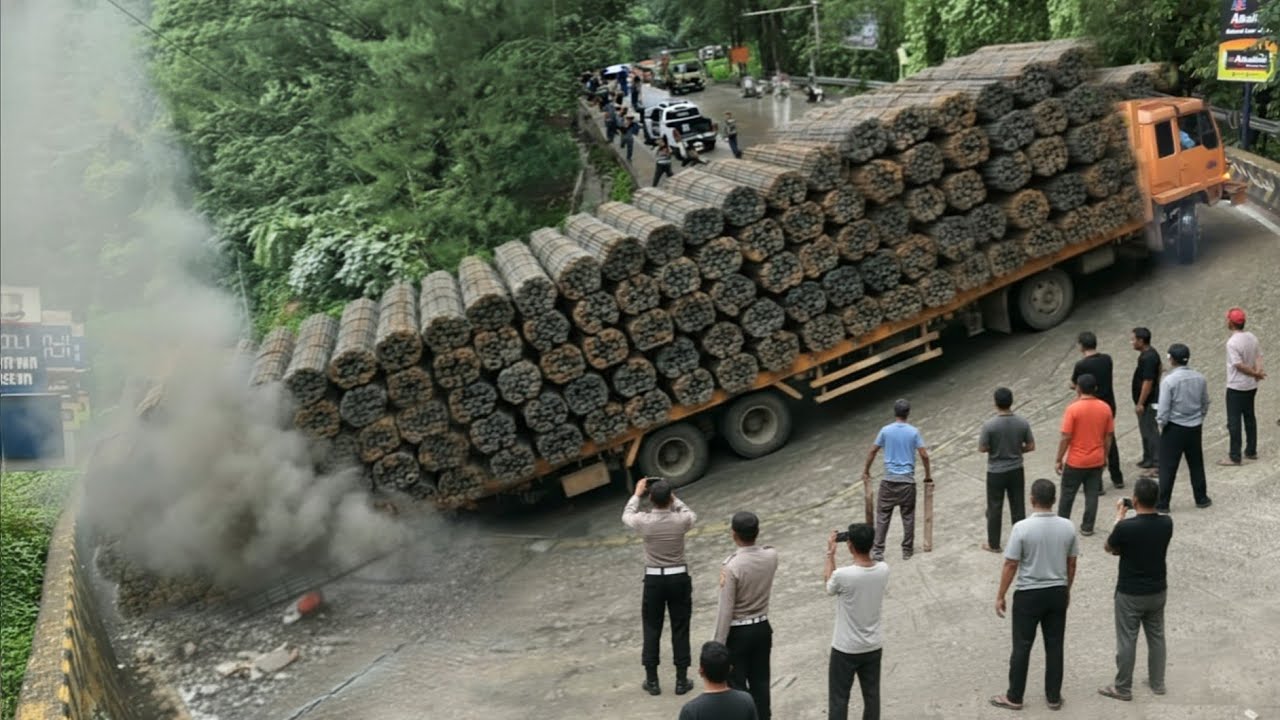 ASLI BIKIN SOPIR CEMAS !!! Truk Fuso Muatan Besi Besar Panjang Terjebak Melintasi Tikungan Menanjak