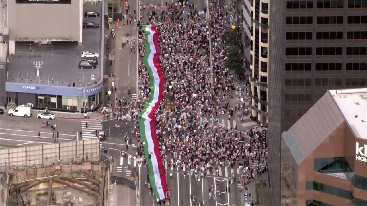 En vivo: Manifestantes celebran en Westwood tras ataques aéreos de EEUU en Irán