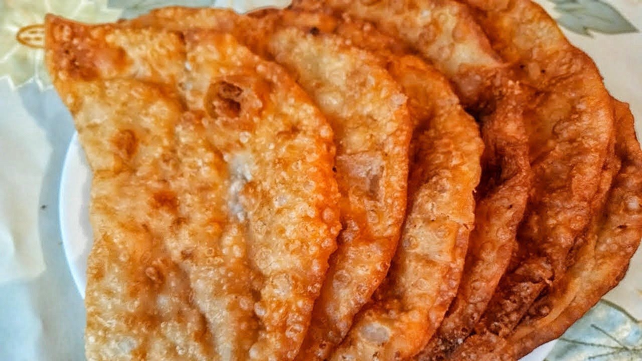 Дуже ніжні та хрусткі чебуреки. Спробуйте за таким рецептом! Вам дуже сподобаються!