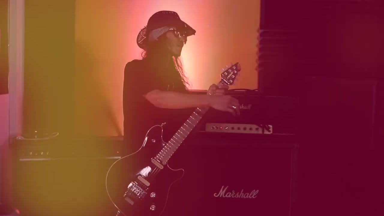 Kid soundcheck Les Paul and Radial Trimode