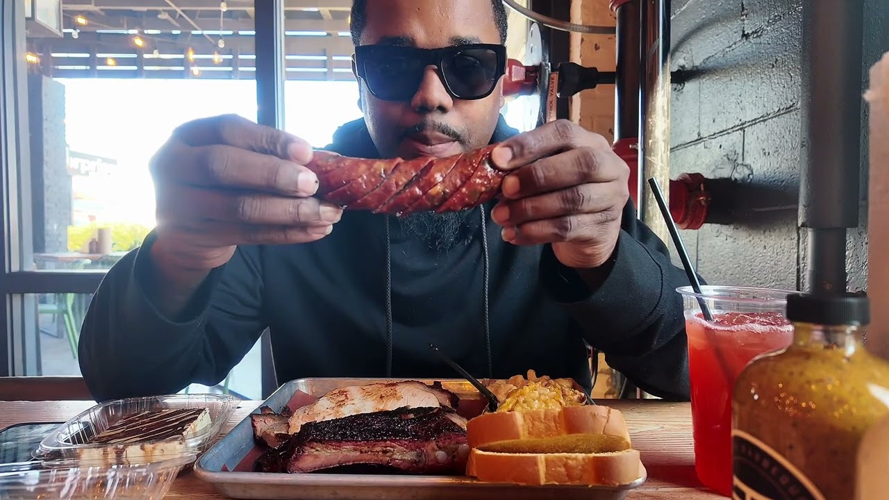 Ресторан Truth BBQ занимает 4-е место в Техасе. Я был разочарован. Приправы можно приносить свои....