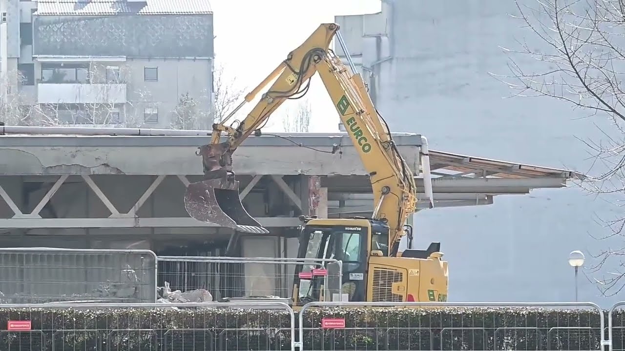 Početak rušenja nebodera Vjesnik