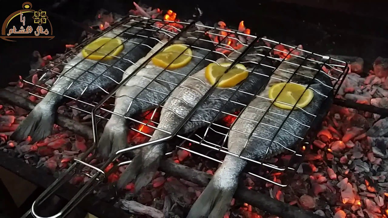 شواء السمك على الجمر Poisson grillé en feu