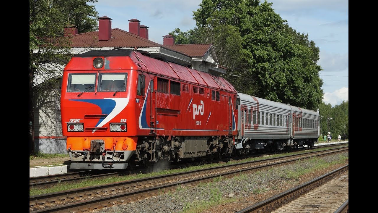 ТЭП70БС 025 с пригородным поездом Сонково - Бологое отправляется со станции Максатиха.