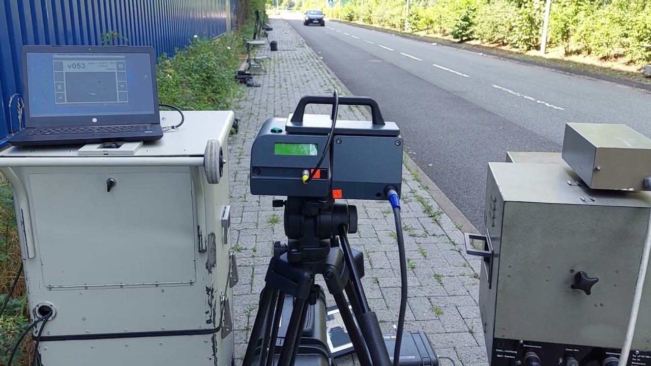 Blitzer Radarfalle in Action. Jenoptik Robot SpeedoGuard, SpeedoPhot, Leivtec XV3, Eso &micro;P80