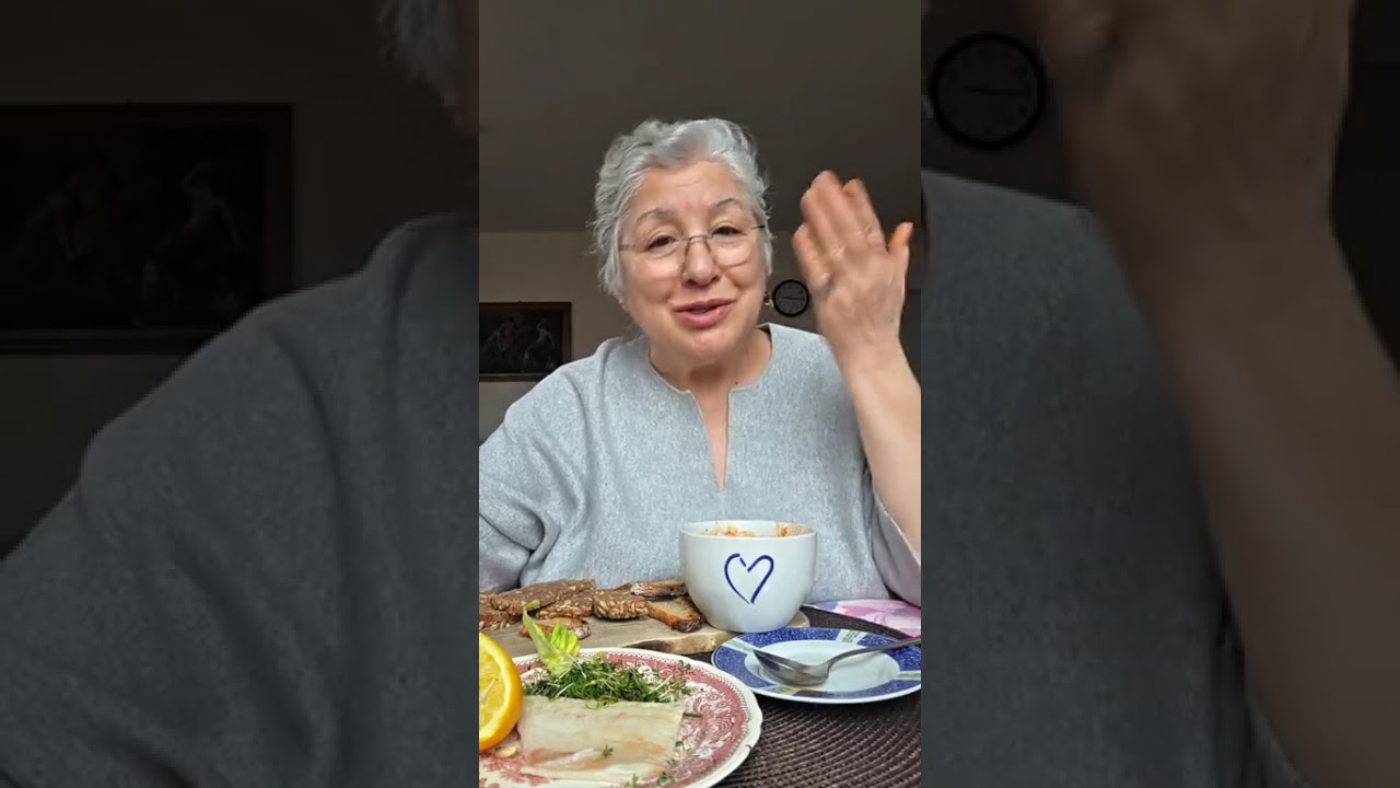 صبحانه ناهار امروز با شما💕 سوپ ، ماهی دودی با والک و سالاد و جوانه های تخم کتان و کافی ...🥣🥗🍋🍵🧇☕️