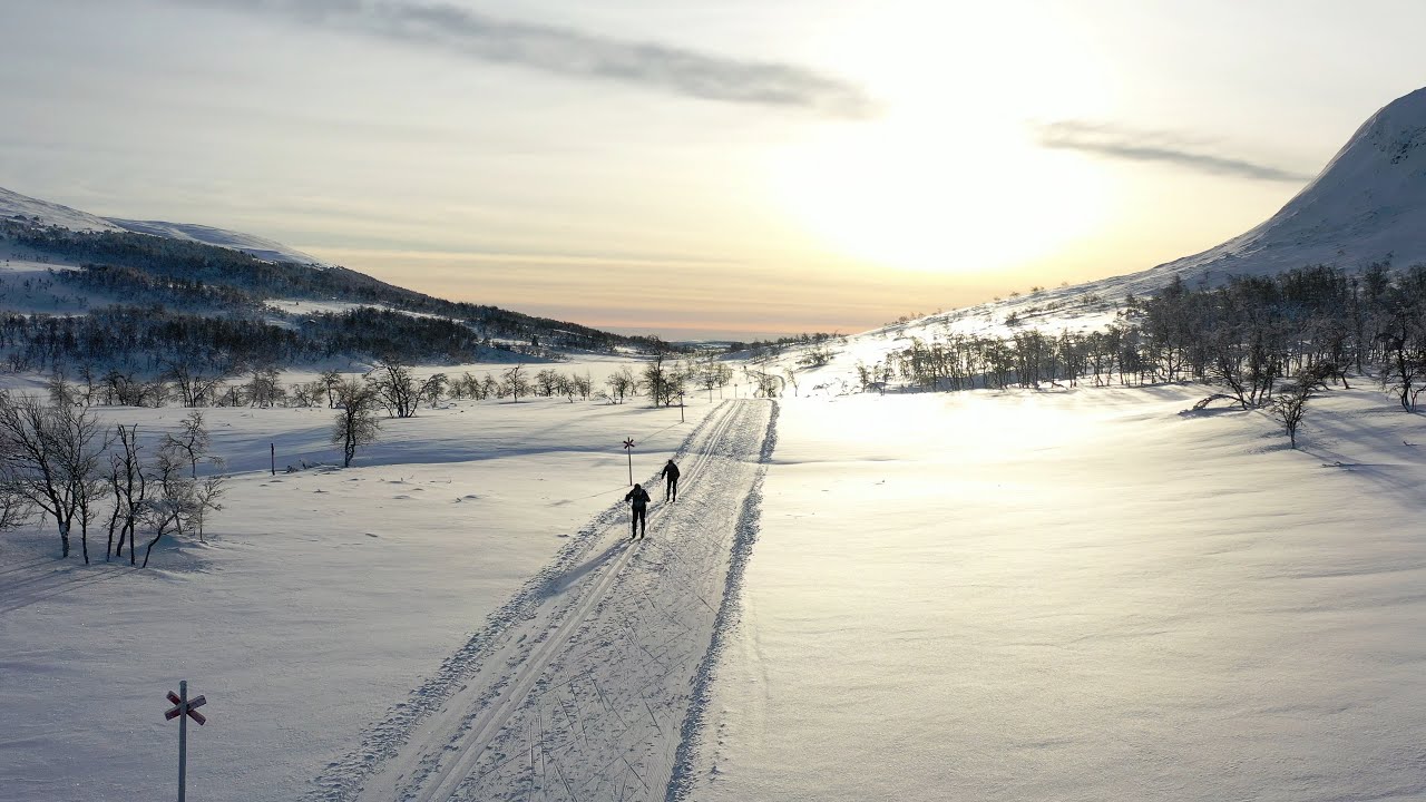 Ta skidbussen och skida genom Ösjödalen tillbaka till Bruksvallarna