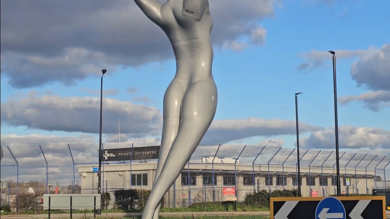 What is this weird spectacular strange sculpture? Drop a comment if you know what it's about 🙂