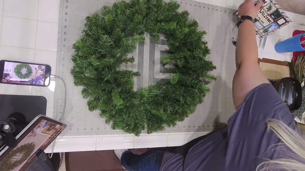 This Cozy Cabin Christmas Wreath Stops Everyone at the Door 🎄🏡 (FULL Tutorial)