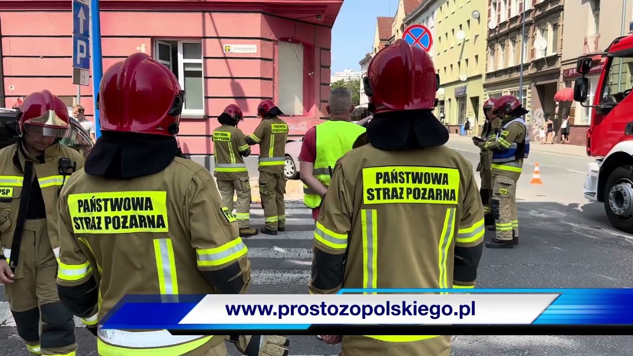 Zderzenie dw&oacute;ch samochod&oacute;w na ul.Reymonta a Damrota w Opolu. Seat uderzył w budynek.