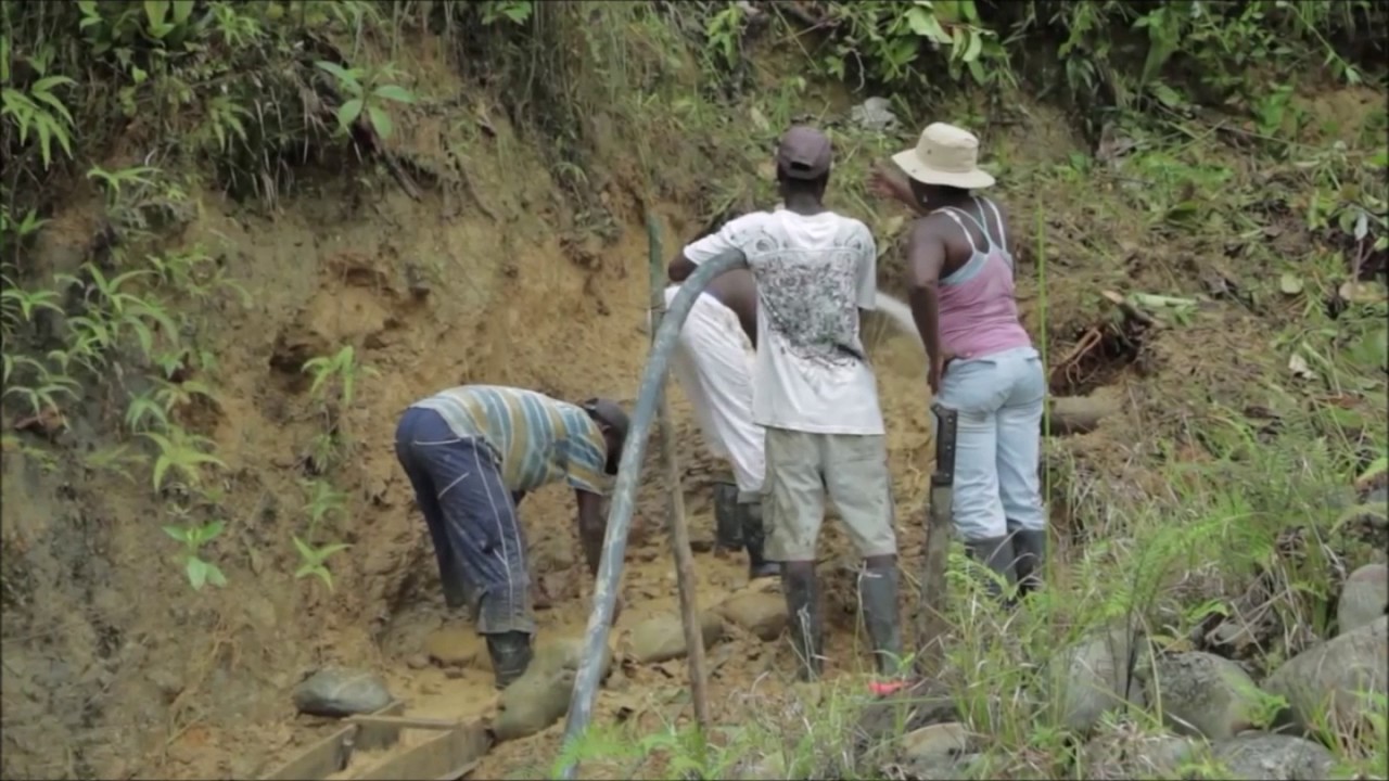Mujeres de oro - mujeres en la mineria artesanal / Chocó, Colombia