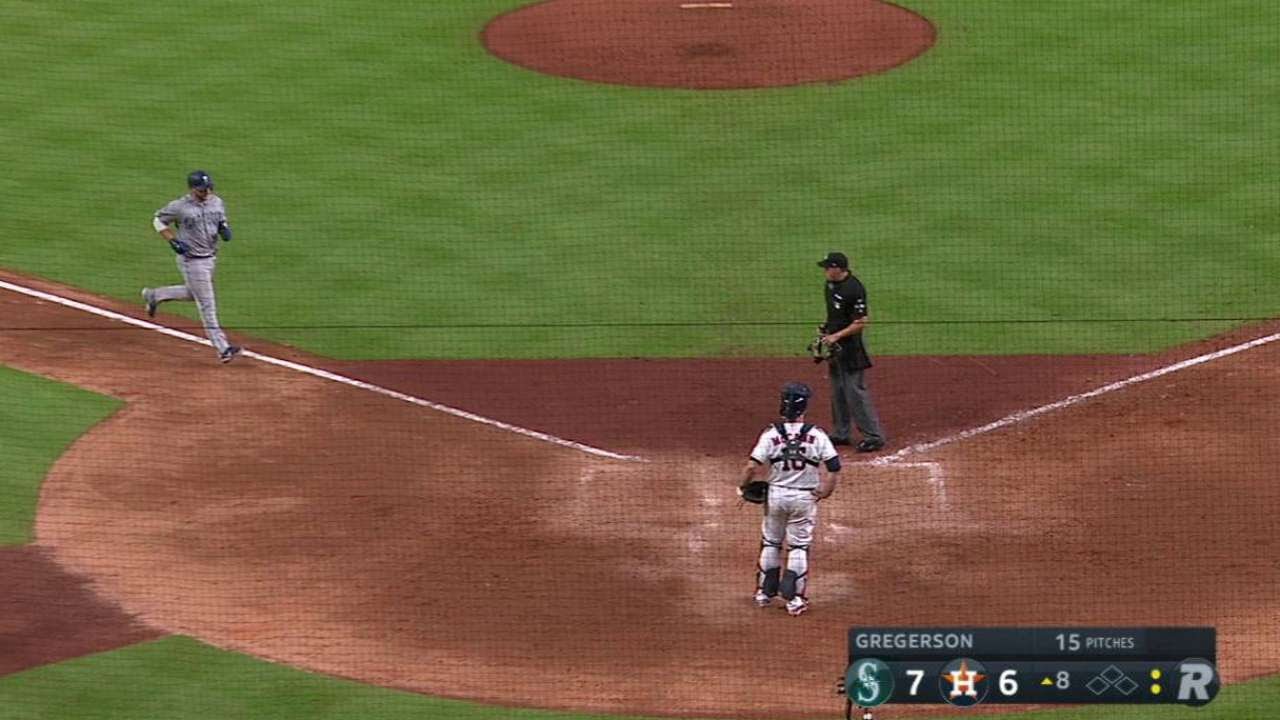 SEA@HOU: Zunino hits monster homer to railroad tracks