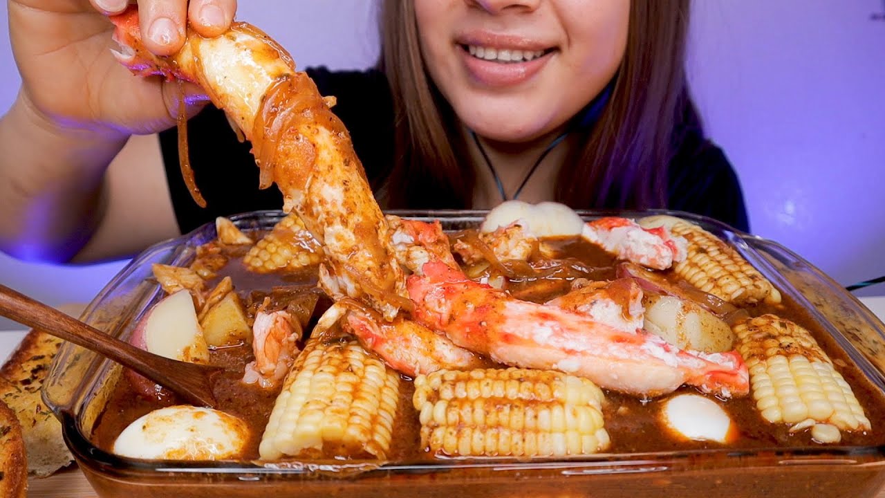 ASMR DESHELLED KING CRAB LEGS SEAFOOD BOIL IN BLOVES SMACKALICIOUS SPICY SAUCE *NO TALKING*