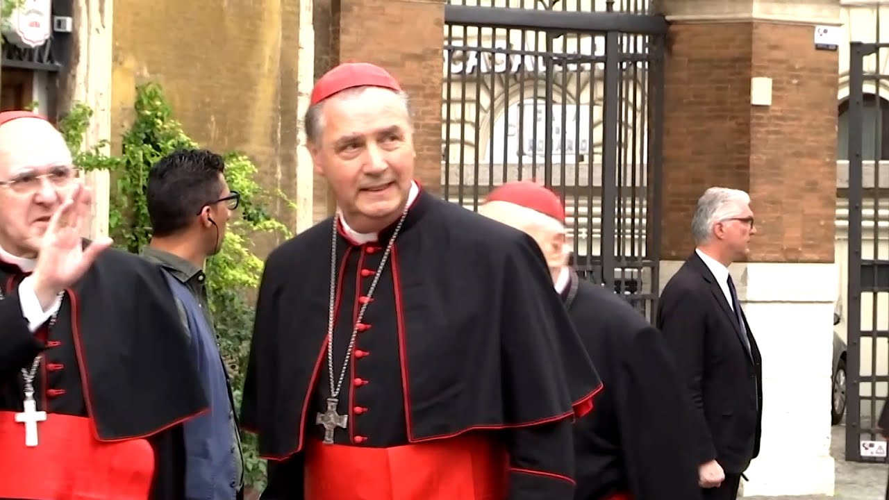 AUTOBUS portano i CARDINALI a SANTA MARIA MAGGIORE per pregare sulla tomba del PAPA