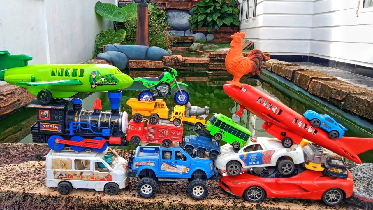 Menemukan mobil mobilan truk pasir, ambulan,bus Tayo, sapi, gorila, motor cross, tengbaja, pesawat, 
