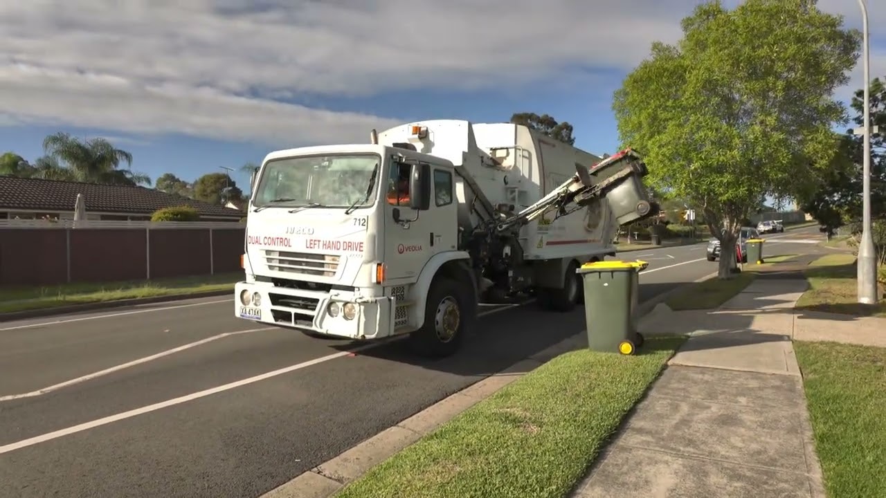 Campbelltown Garbage - Ex Canberra 712 - Midday Eagle Vale Collections