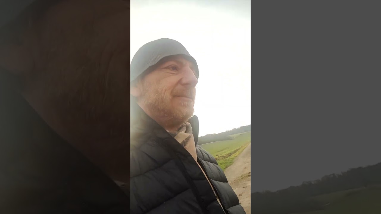 Spaziergang 4. Johannita. Haus und schallerne Aussage drüber,  aufzeigen Schilderung.