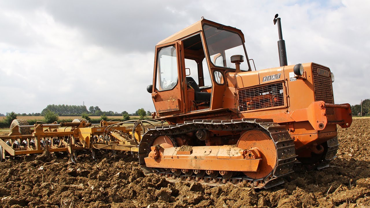 Classic 1970s Fiat 80C crawler pressing with Michael Moore Moles press | Steel Tracks at Work
