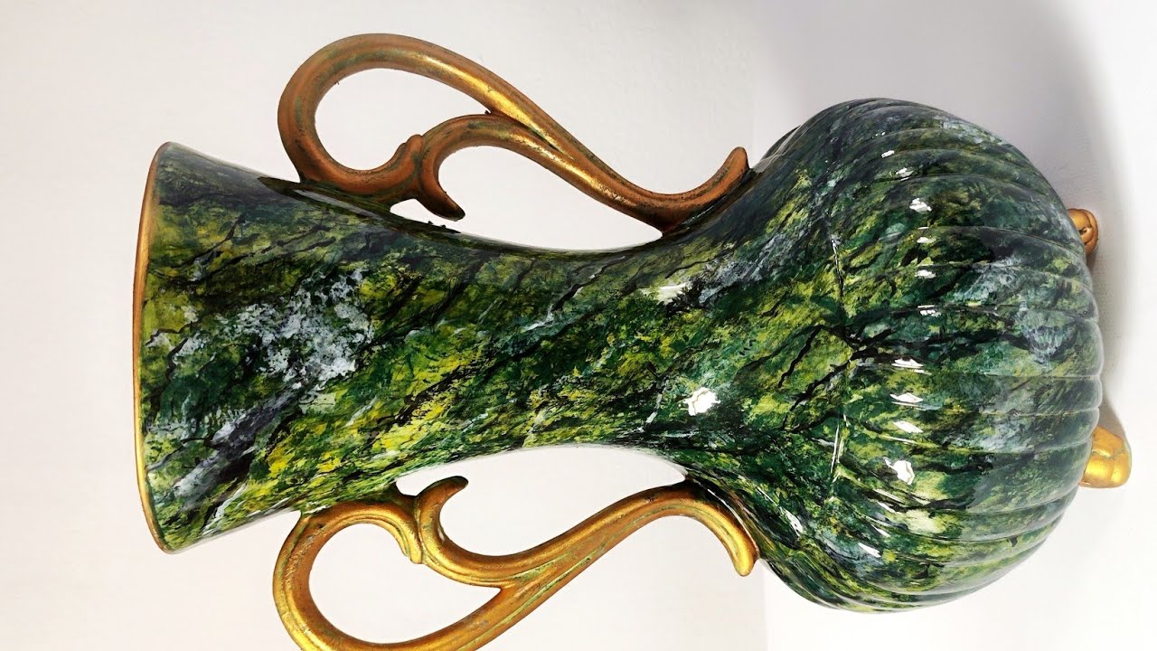 Imitazione del marmo verde su un vaso di biscotto ceramico