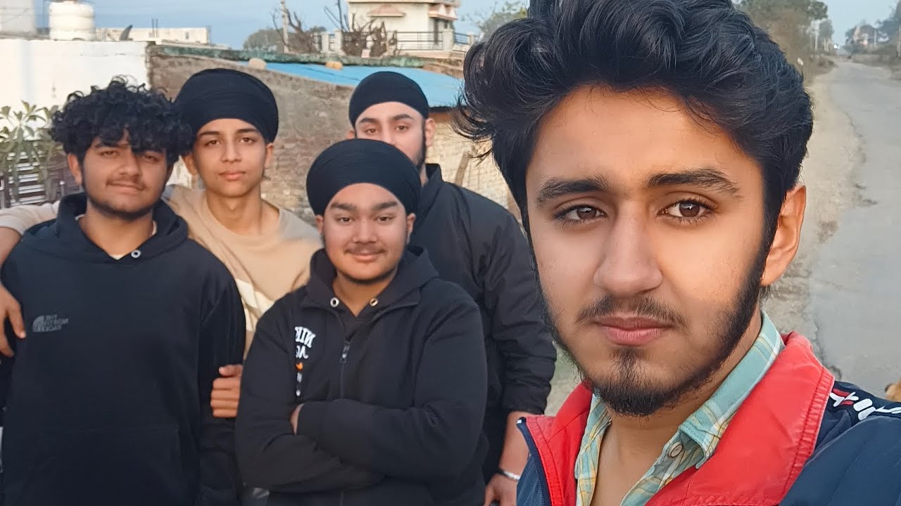 Farmhouse pe enjoy 😂 with dost log..