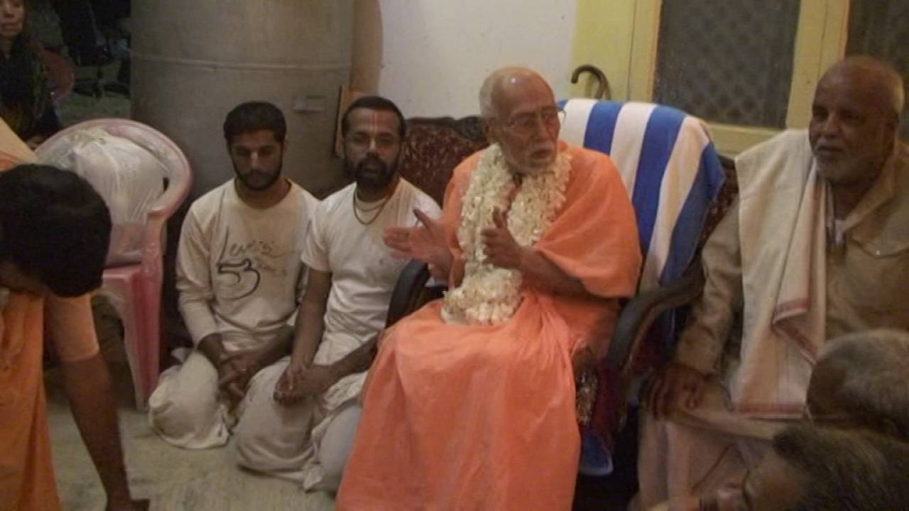 Arati of Srila Gurudev in TIRTHA Ashram, Govardhan Dham