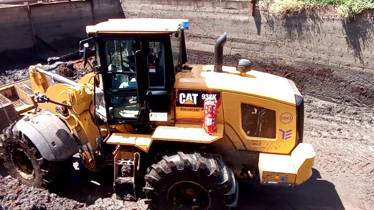 Limpeza de caixa com Pá carregadeira 938k caterpillar