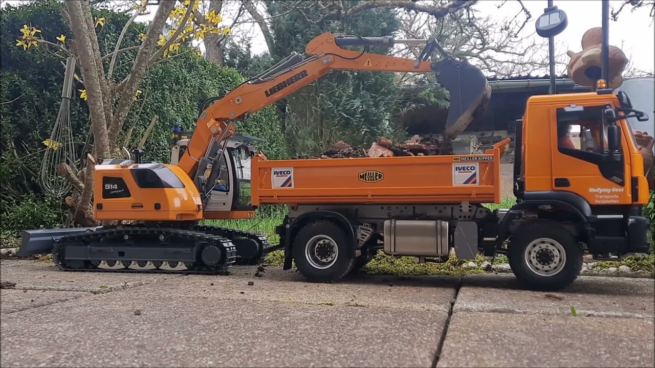 Liebherr 914 compact und IVECO Trakker