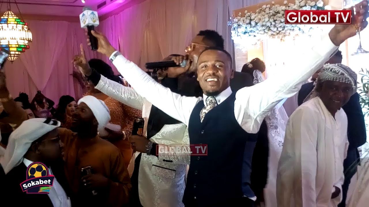 DAKIKA 5  za AliKiba Akimuimbia Mke Wake Ukumbini..