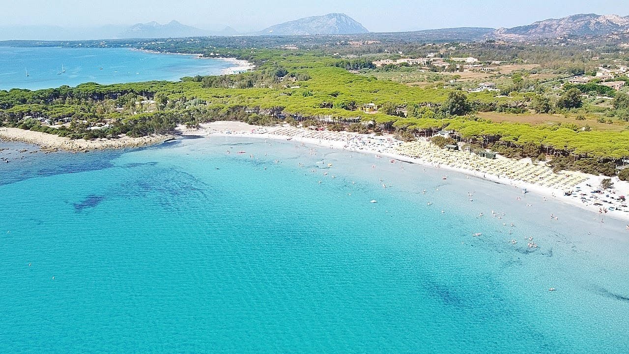 Cala Ginepro: spiaggia dal mare azzurro cangiante e sabbia bianca | Sardegna 2021