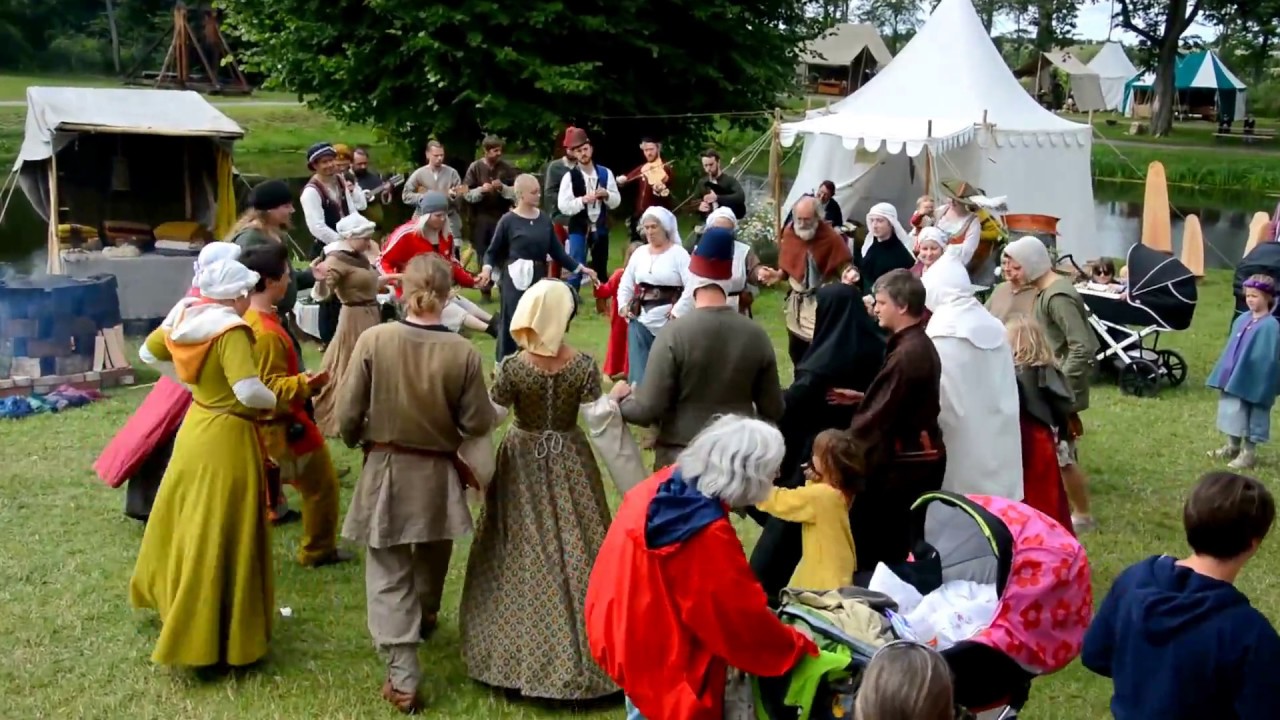 Middelalder-dans p&aring; Middelalderdage p&aring; Voergaard Slot