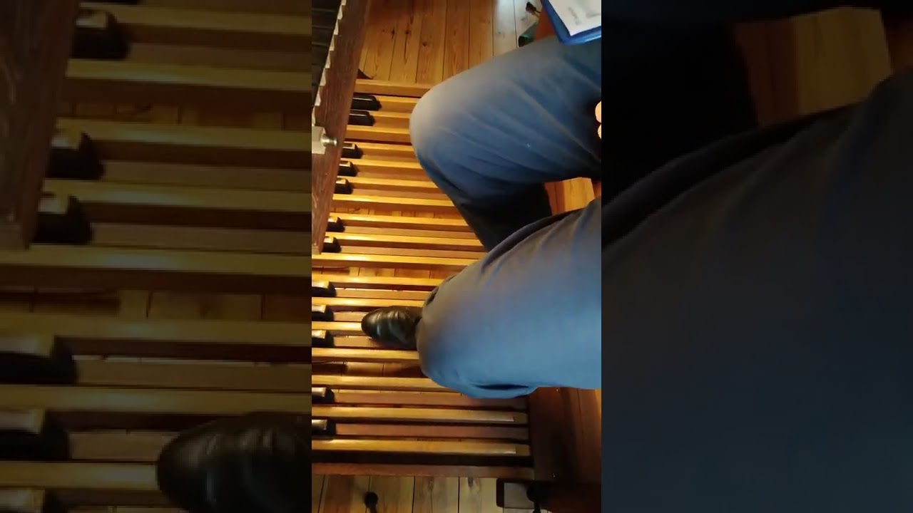 Orgel spielen - Fußsatz beim Pedalspiel eines Chorals