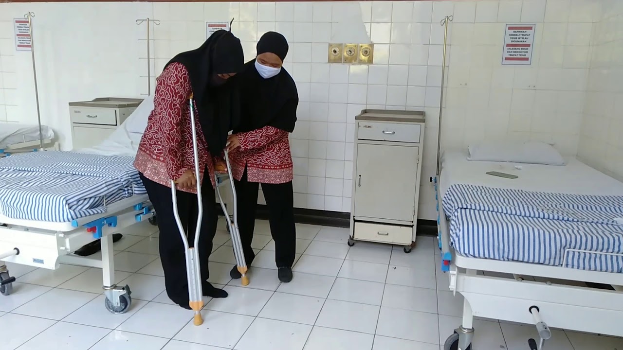 membantu pasien menggunakan alat bantu (kursi roda, kruk, dan tripot) || KMB II