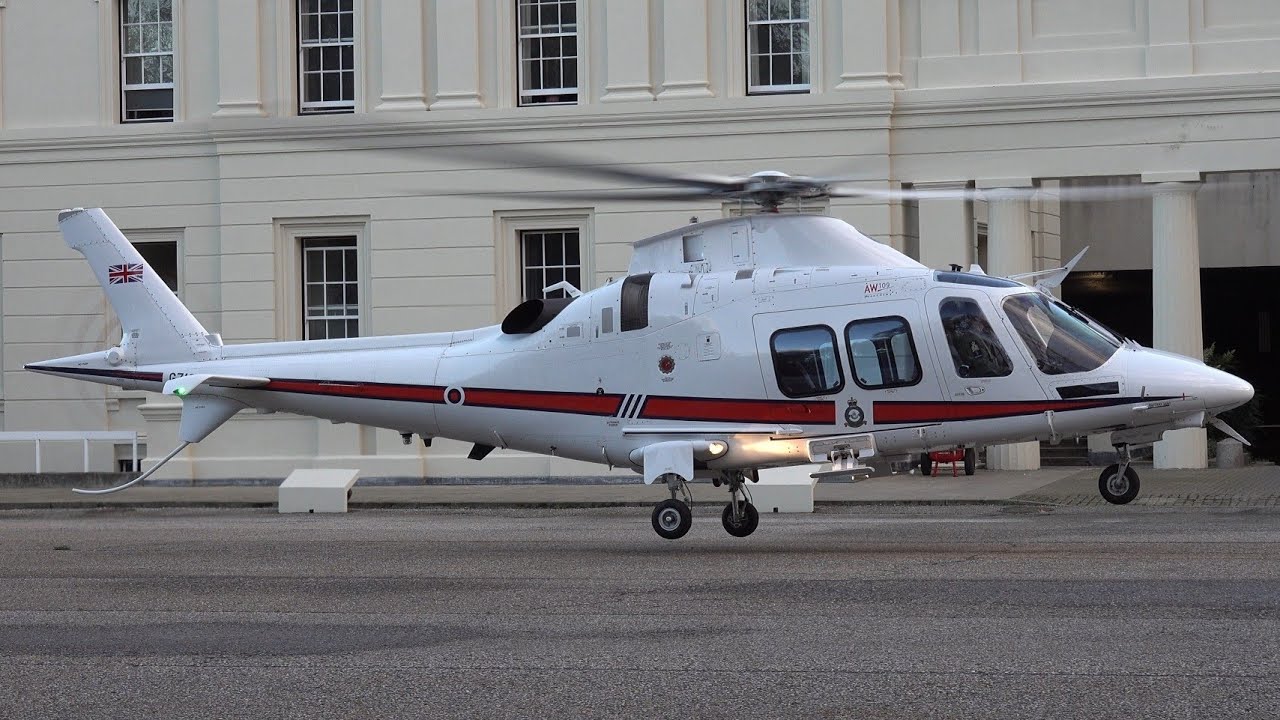 Royal Air Force VIP helicopter lands in Central London 🇬🇧