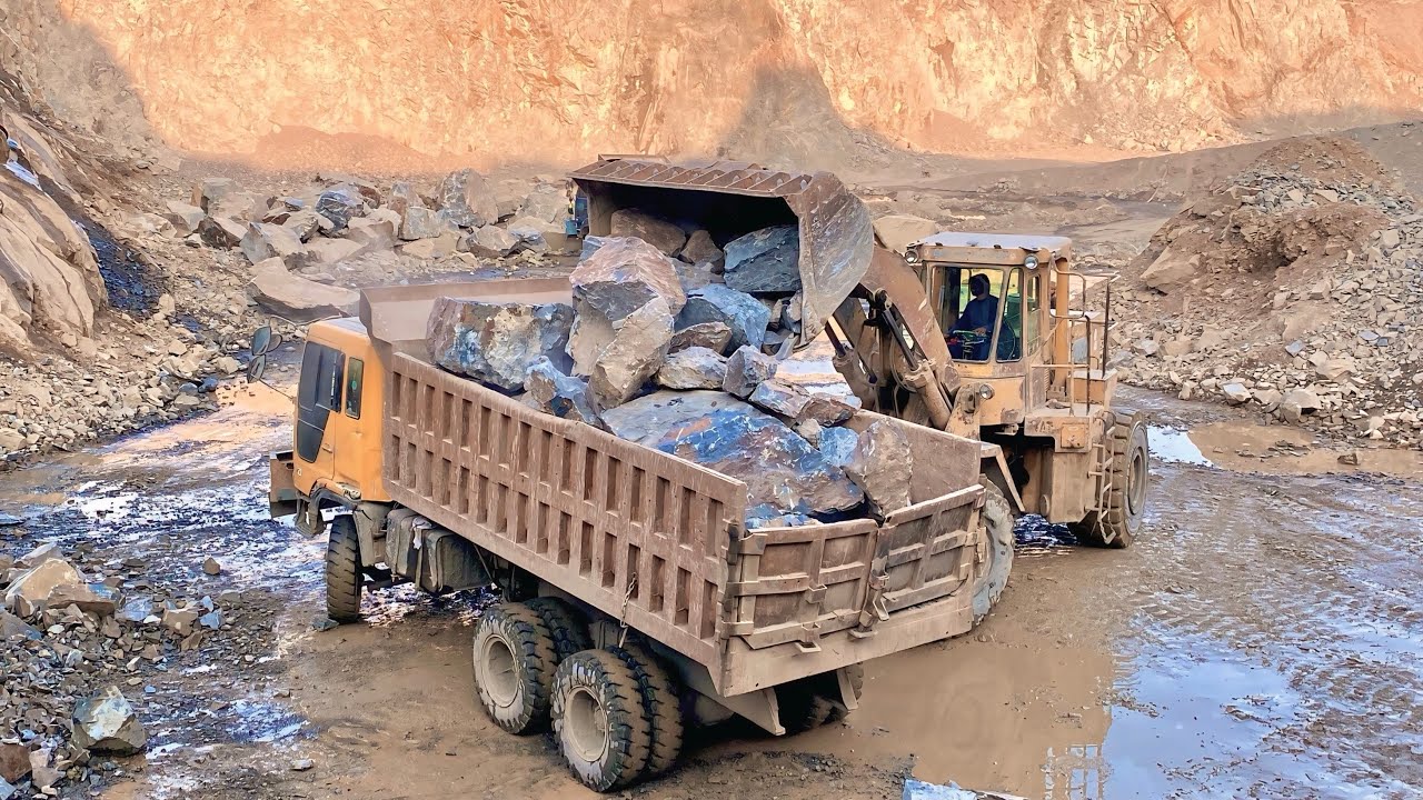 The Powerful Caterpillar 966E vs 966E Tumptruck Overloaded. Heavy machinery Loader 