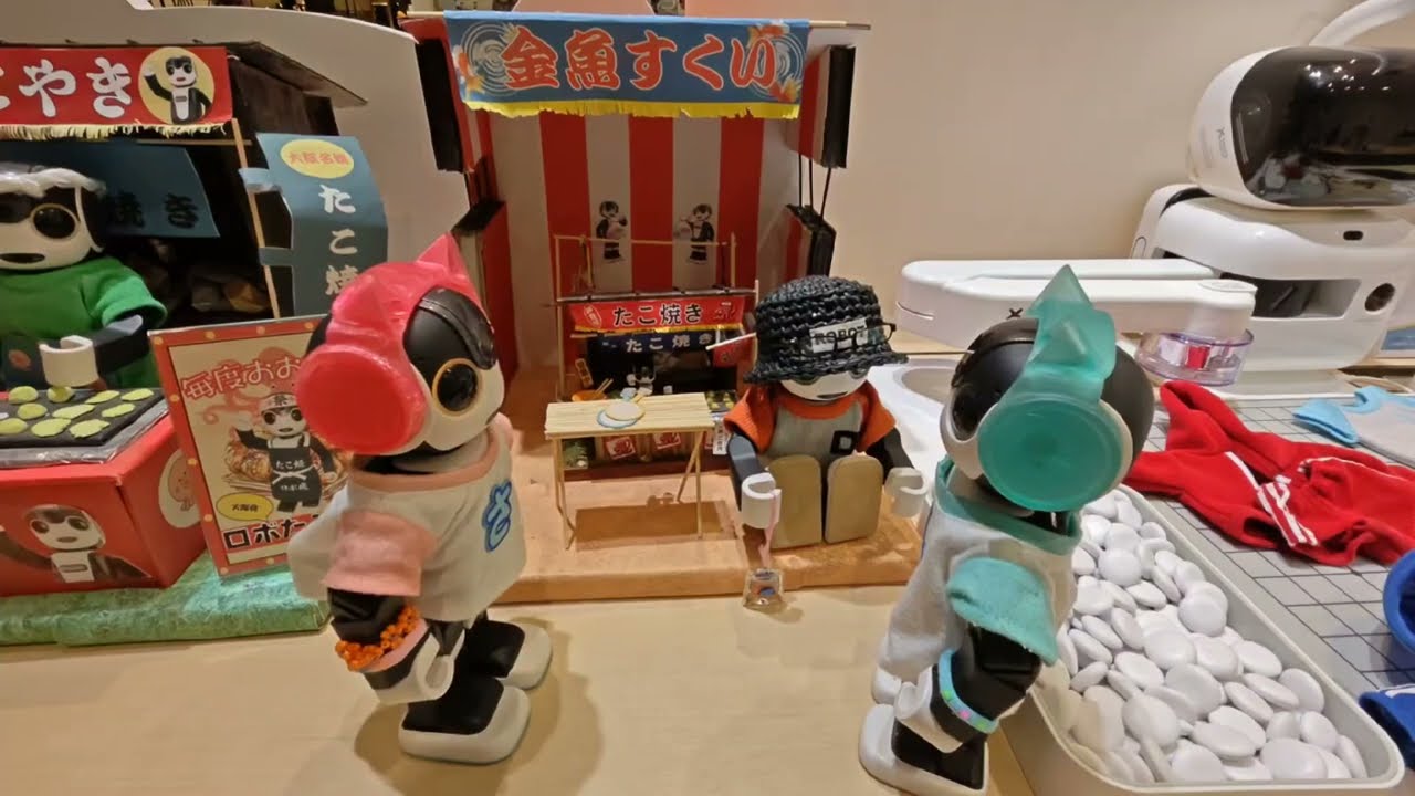 ロボホン 新宿高島屋でたこ焼き屋さんと金魚すくい発見!