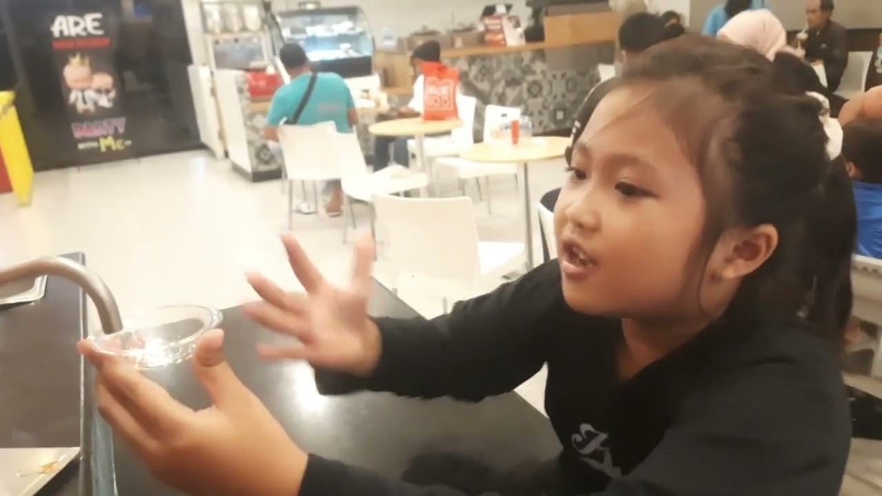 Seru banget makan sambil bermain seluncuran