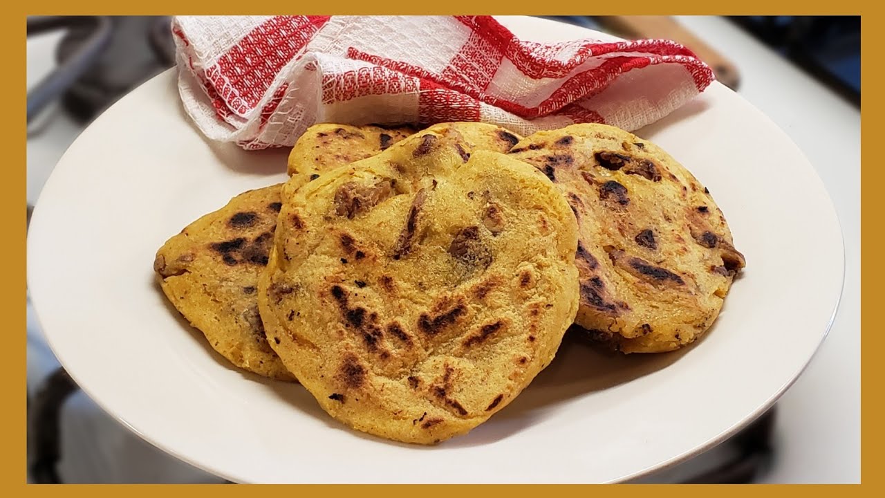 Gorditas con Carnitas de Puerco (Gorditas with Pork Chunks)