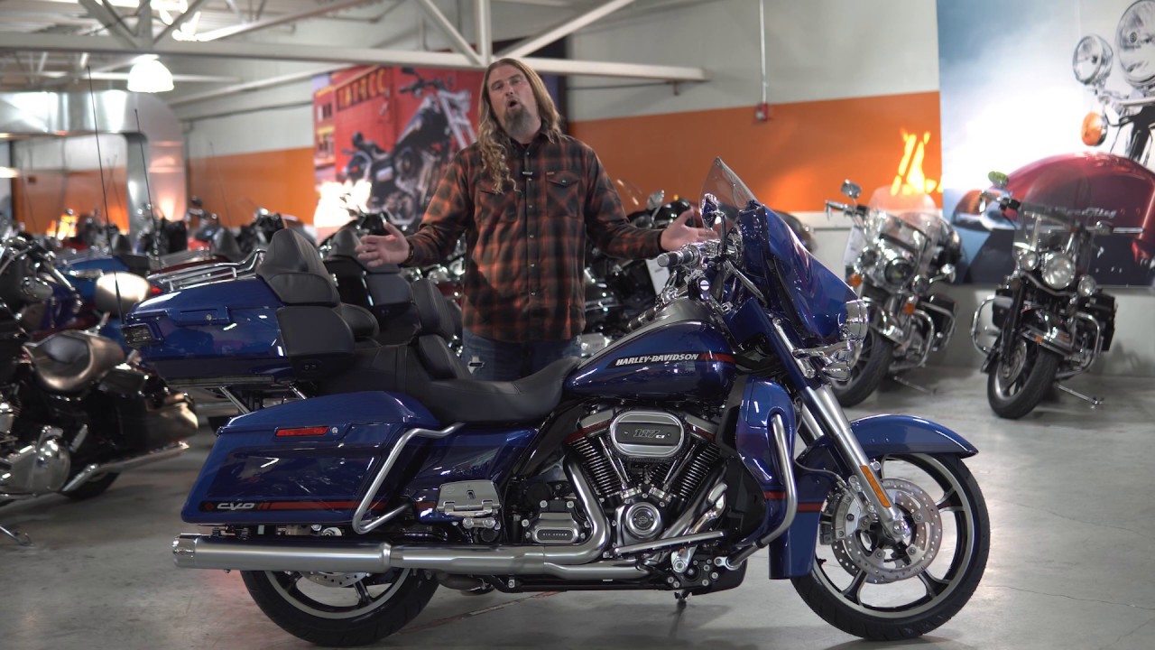 Harley Davidson CVO Limited 2020 года в цветах «лунный свет» и «глубокий морской синий»