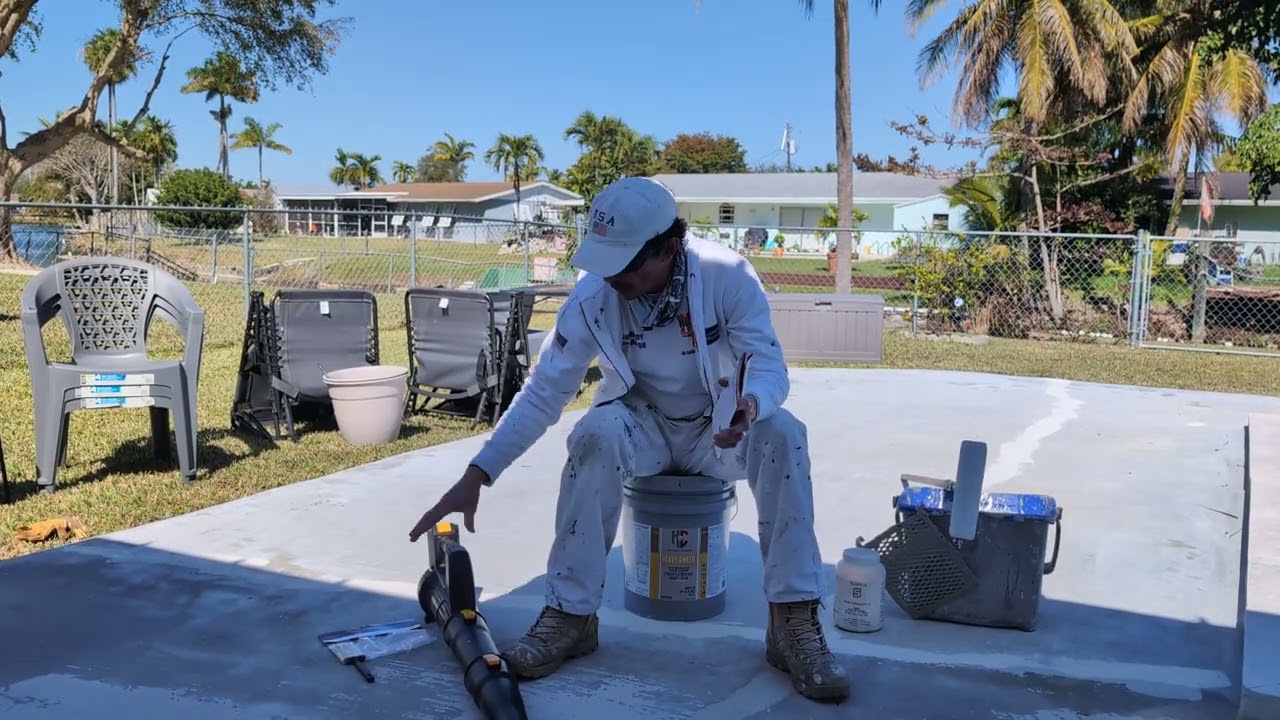 Transform your pool: professional preparation and floor painting with guaranteed quality.