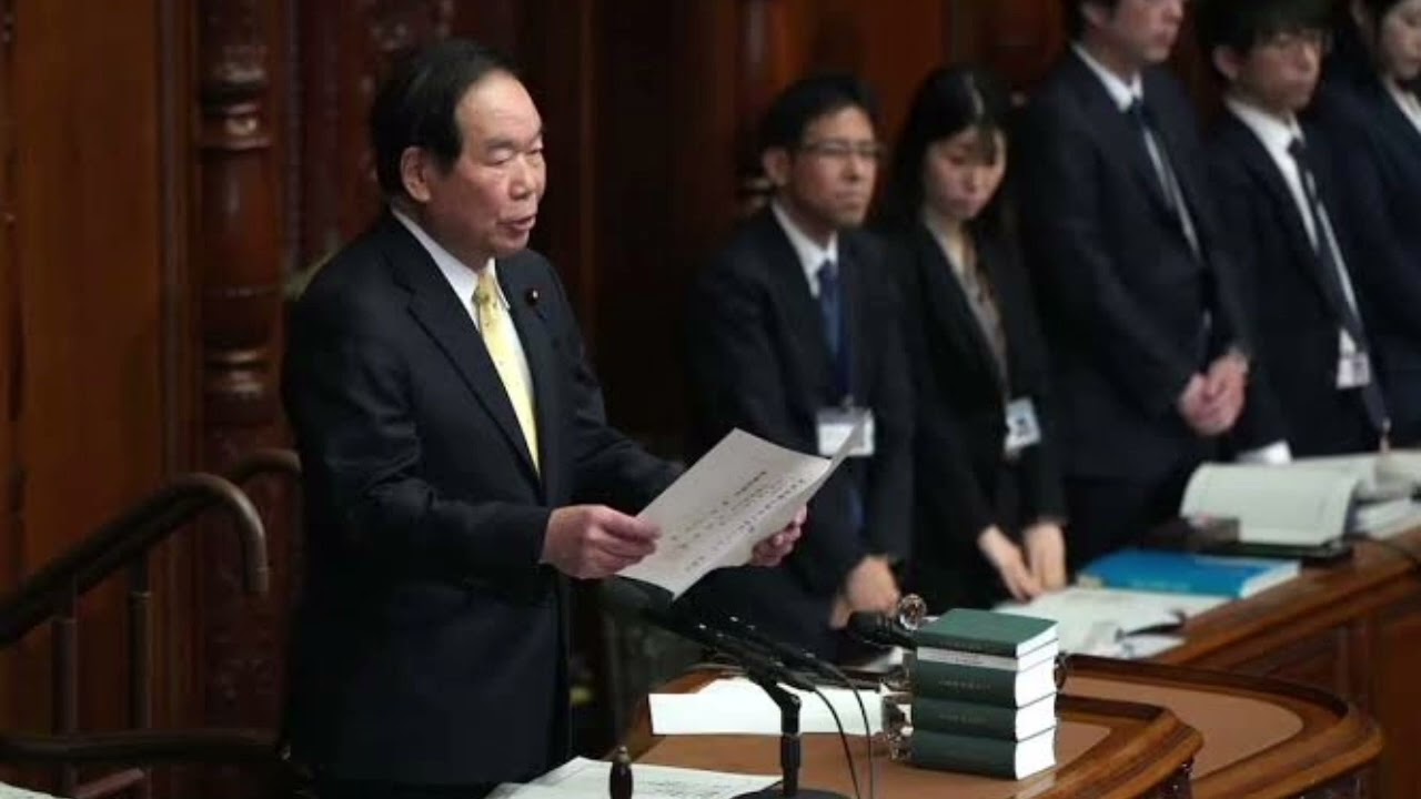 紫色の「ふくさ」に包まれた天皇陛下からの「詔書」　官房長官から衆院議長へ渡り、解散  HO-225