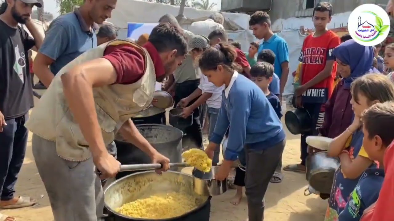 تجهيز ٣ قدور أرز وتوزيعها على مخيمات النازحين في مدينة غـ.ـزة 