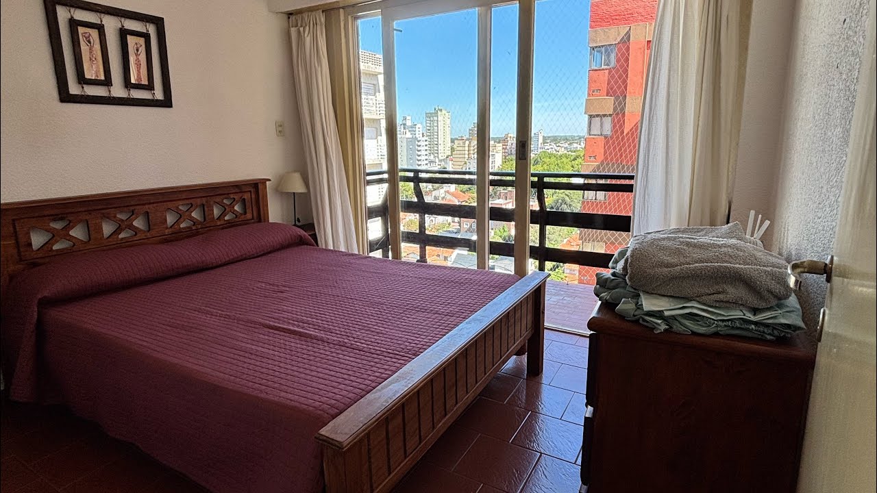 VENTA 2 AMB con balcón saliente y gran, cómoda y funcional cocina comedor.
