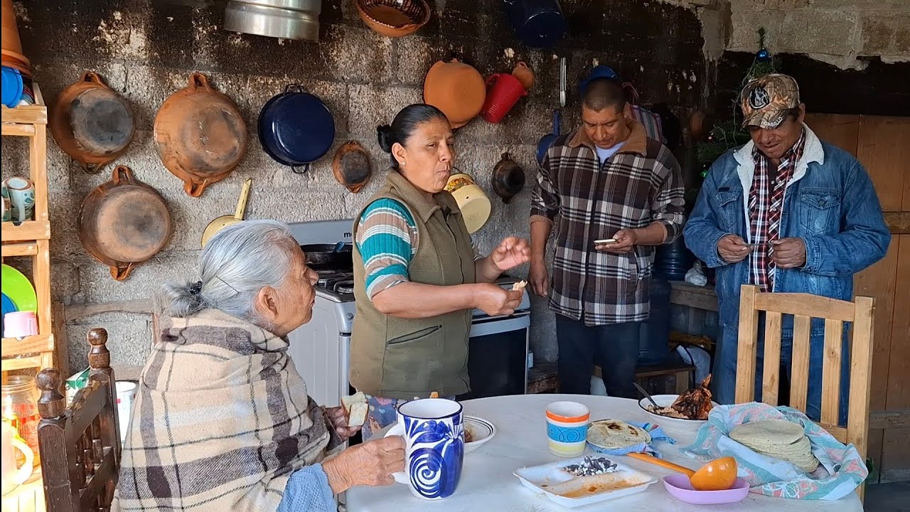 Nos regalan mixiotes de una pachanga  estamos comiendo  recalentados muy sabroso todo 