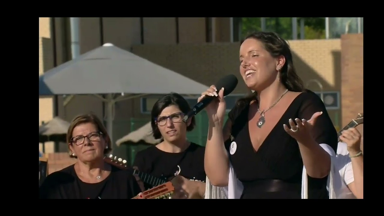 Raquel Maria canta Hino à Viola Beiroa