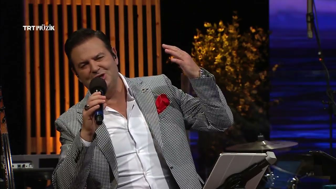 &uuml;&ccedil; yaren / evlerinin &ouml;n&uuml; yoldur yolaktır / ali &ccedil;akar