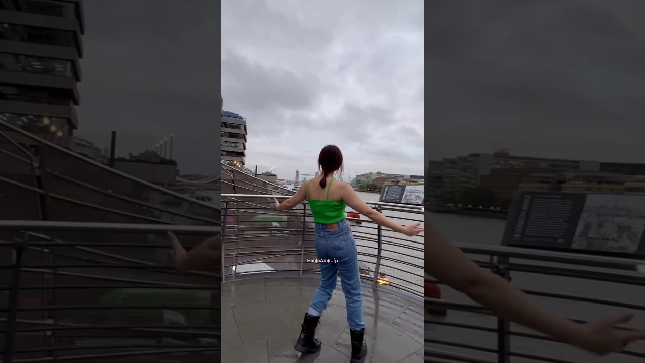 HANIA SRK POSE💞😍#haniaamir#shorts #shortfeed#shortvideo#trending#bollywood #shahrukh_khan#fashion