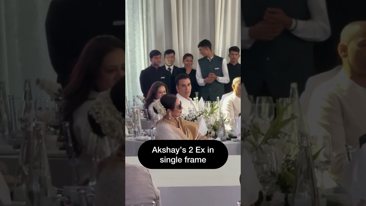 Akshay trying to make eye contact with Rekha ji but she&rsquo;s ignoring him| #bollywood #love #couple